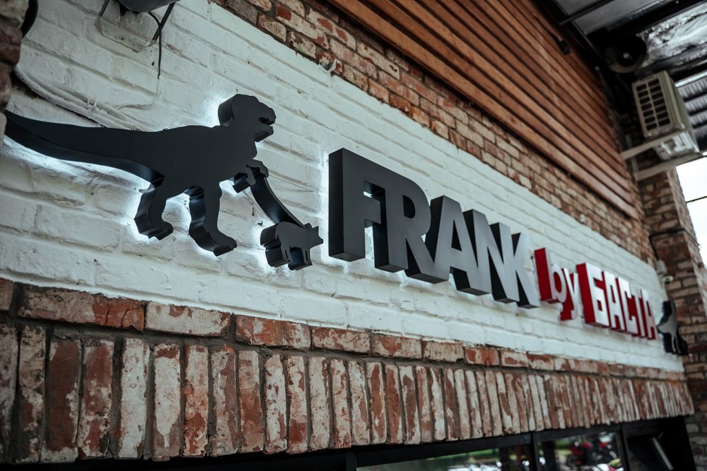Вывеска с контражурной подсветкой для ресторана FRANK by Баста (френк)